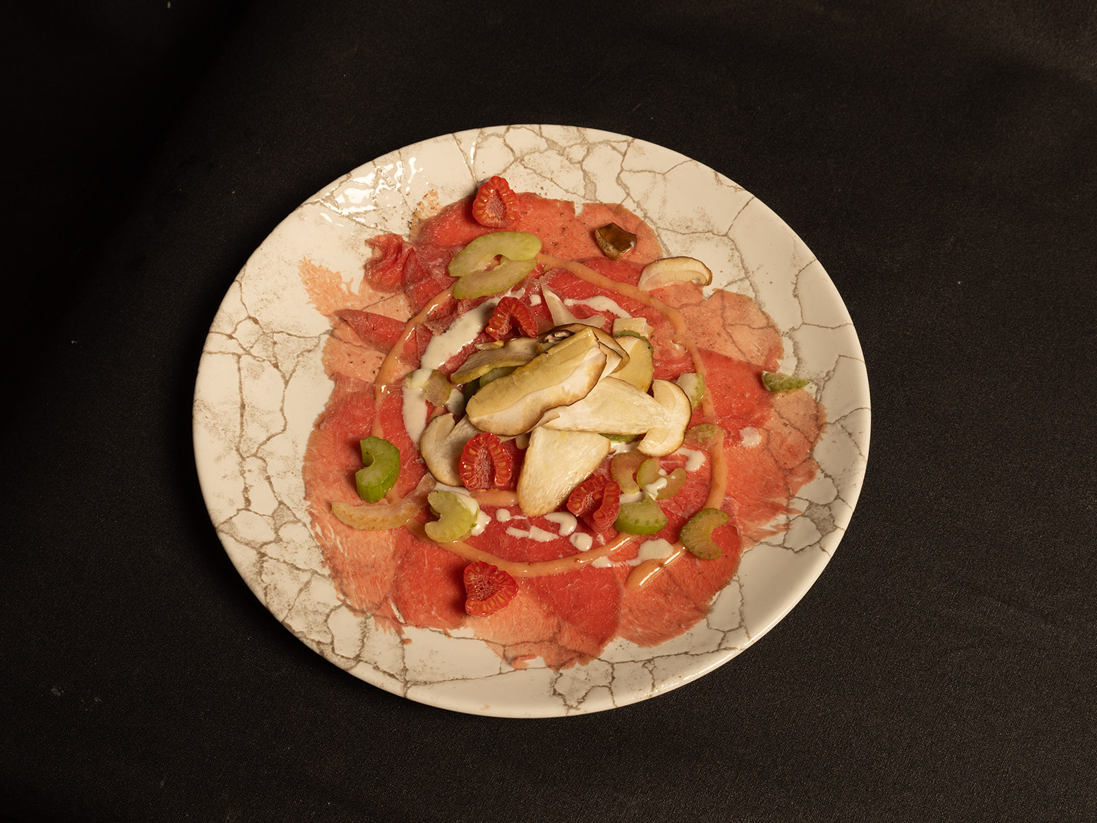 Carpaccio di manzo con funghi porcini e sedano