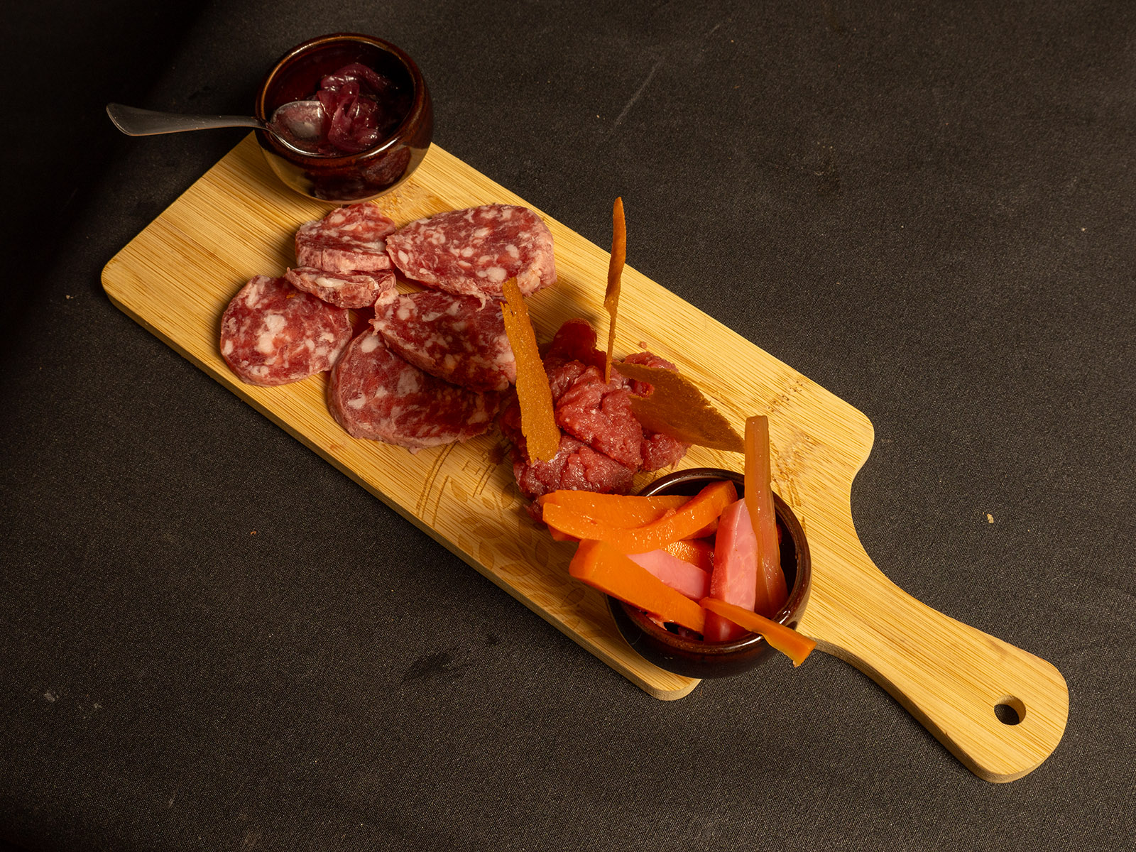 Tagliere della duja, salsiccia di Bra, fidighina e pane carasau