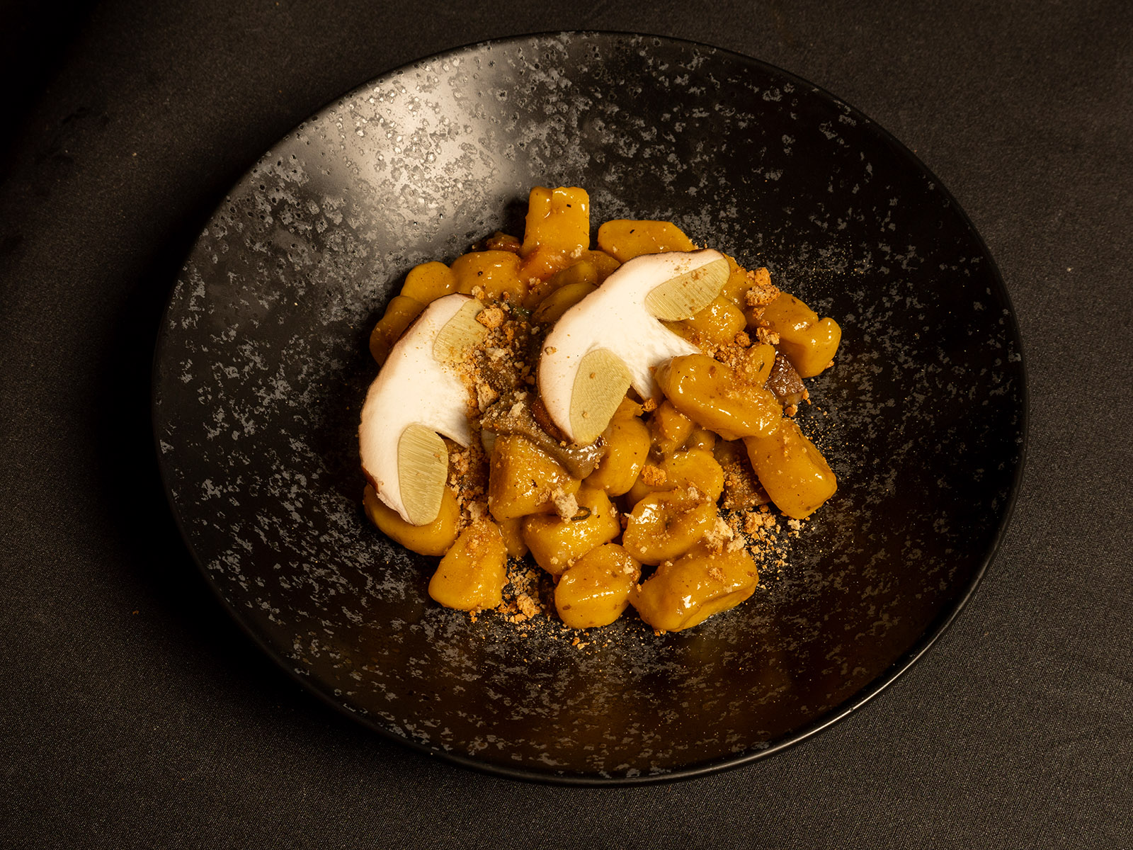 Gnocchi alla zucca con funghi misti e amaretti