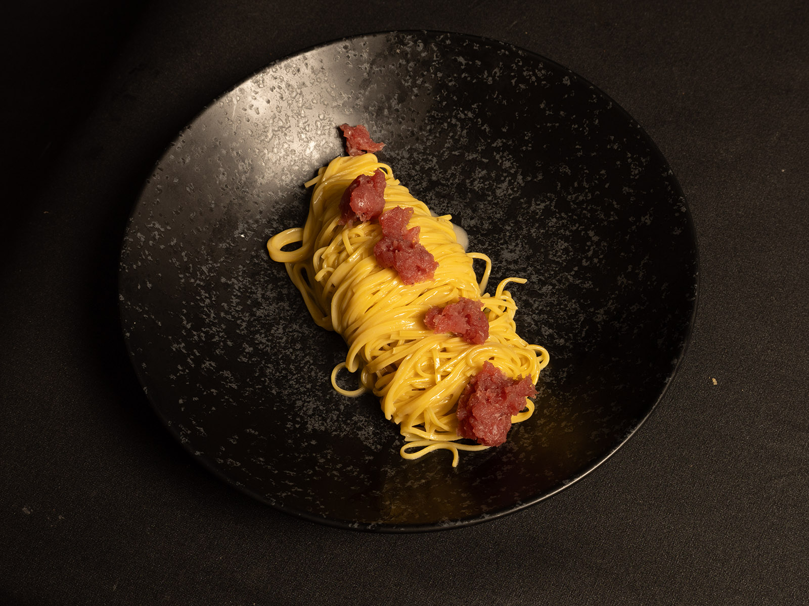 Tagliolini con burro, acciughe e salsiccia di Bra